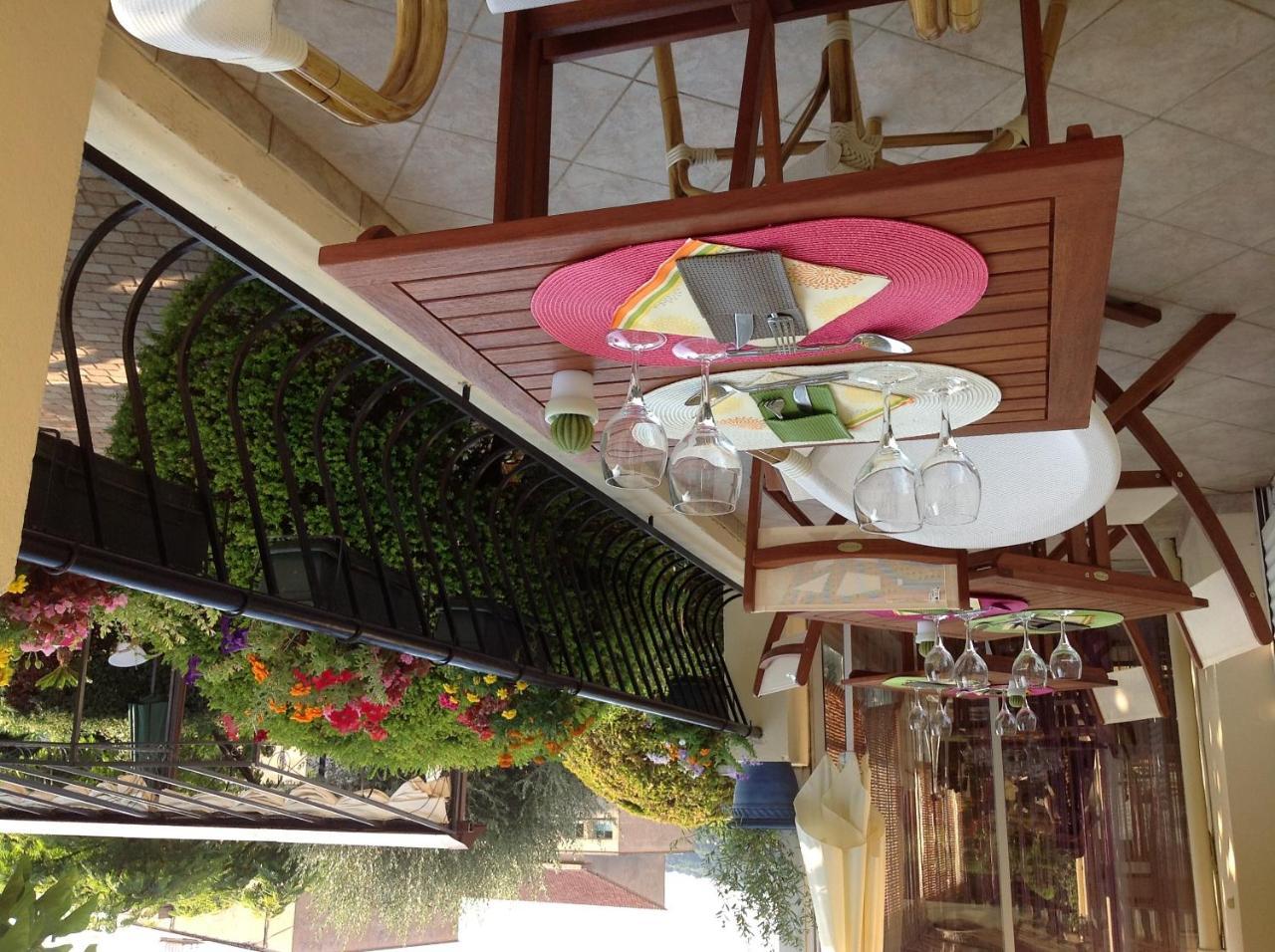 Hotel Restaurant Les Oliviers Nyons Exterior photo